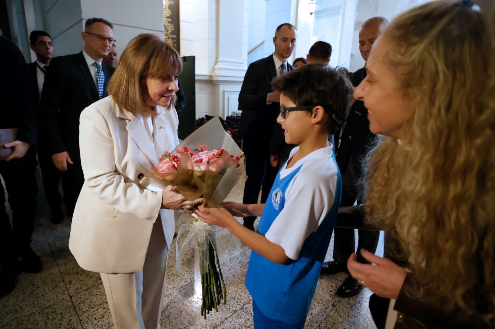 La ceremonia tuvo lugar en el Salón de Honor de la Casa Central de la Universidad de Chile, lugar al que llegaron integrantes de la comunidad universitaria, miembros de la comunidad griega en Chile y autoridades.